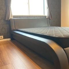 ダブルベッド　フレーム　ベット　マットレス　クッション付き