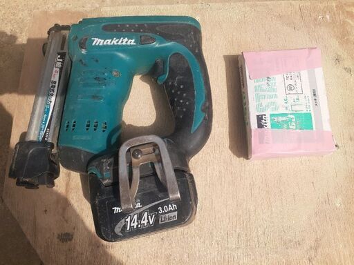 マキタ4mm充電タッカー