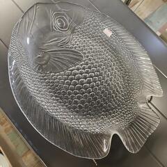 魚のデザインの大皿　ガラス製