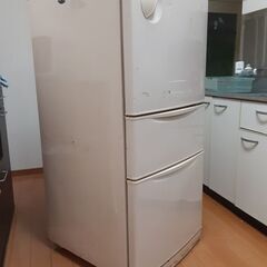 日立の冷蔵庫です。99年の製品です。あげます