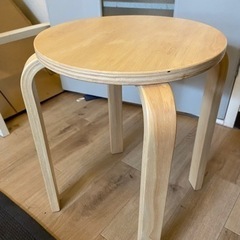 木製丸型の椅子