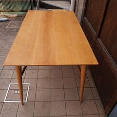 飛騨高山の家具メーカー日進木工(nissin)のWhite Wood(ホワイトウッド) ダイニングテーブルです。オーク材天板にウォールナット材の支えがアクセントの優しい質感が魅力のシンプルな食卓。CC233