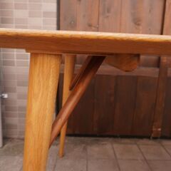 飛騨高山の家具メーカー日進木工(nissin)のWhite Wood(ホワイトウッド) ダイニングテーブルです。オーク材天板にウォールナット材の支えがアクセントの優しい質感が魅力のシンプルな食卓。CC233