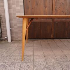 飛騨高山の家具メーカー日進木工(nissin)のWhite Wood(ホワイトウッド) ダイニングテーブルです。オーク材天板にウォールナット材の支えがアクセントの優しい質感が魅力のシンプルな食卓。CC233