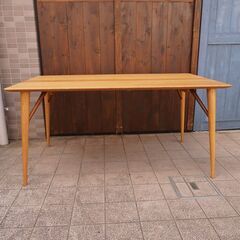 飛騨高山の家具メーカー日進木工(nissin)のWhite Wood(ホワイトウッド) ダイニングテーブルです。オーク材天板にウォールナット材の支えがアクセントの優しい質感が魅力のシンプルな食卓。CC233