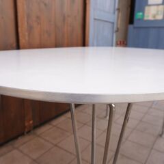 Fritz Hansen(フリッツハンセン)社のスーパー楕円テーブル(Bテーブル)/ホワイトです。明るい天板とスタイリッシュな脚が魅力のダイニングテーブルはインテリアを洗練された空間に。北欧デンマークCC235