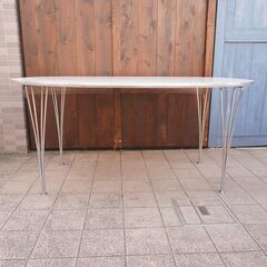 Fritz Hansen(フリッツハンセン)社のスーパー楕円テーブル(Bテーブル)/ホワイトです。明るい天板とスタイリッシュな脚が魅力のダイニングテーブルはインテリアを洗練された空間に。北欧デンマークCC235