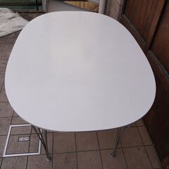 Fritz Hansen(フリッツハンセン)社のスーパー楕円テーブル(Bテーブル)/ホワイトです。明るい天板とスタイリッシュな脚が魅力のダイニングテーブルはインテリアを洗練された空間に。北欧デンマークCC235