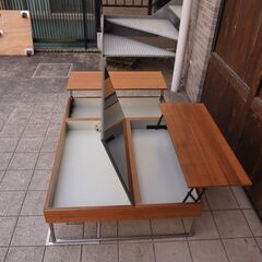 北欧デンマークのブランドBoConcept(ボーコンセプト)のChiva コーヒーテーブル・ウォールナット/チャコールグレーガラスです。天板下にはビルドインストレージがあり大容量の収納スペースに。CC238