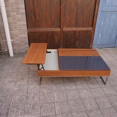 北欧デンマークのブランドBoConcept(ボーコンセプト)のChiva コーヒーテーブル・ウォールナット/チャコールグレーガラスです。天板下にはビルドインストレージがあり大容量の収納スペースに。CC238