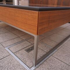 北欧デンマークのブランドBoConcept(ボーコンセプト)のChiva コーヒーテーブル・ウォールナット/チャコールグレーガラスです。天板下にはビルドインストレージがあり大容量の収納スペースに。CC238