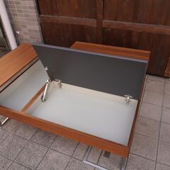 北欧デンマークのブランドBoConcept(ボーコンセプト)のChiva コーヒーテーブル・ウォールナット/チャコールグレーガラスです。天板下にはビルドインストレージがあり大容量の収納スペースに。CC238