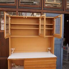 SUETSUGU(末次家具)のオーク材 キッチンボードです。北欧スタイルでナチュラルな印象のカップボードはスライド付でシンプルながら機能性が抜群！収納力もある食器棚です♪CC243