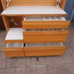 SUETSUGU(末次家具)のオーク材 キッチンボードです。北欧スタイルでナチュラルな印象のカップボードはスライド付でシンプルながら機能性が抜群！収納力もある食器棚です♪CC243