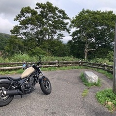 女性のバイク乗る人