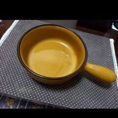 黄色い陶器の鍋