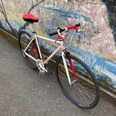 あれっ‼️ハイブリッドなクロスバイクをカスタマイズ❗️整備済み。