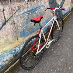 あれっ‼️ハイブリッドなクロスバイクをカスタマイズ❗️整備済み。