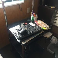コンピューターの椅子とテーブル