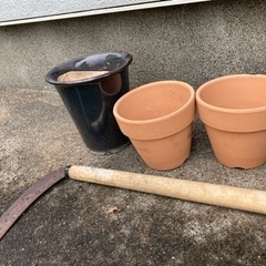草刈り鎌と植木鉢