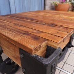 ACME FURNITURE(アクメファニチャー)のオールドチーク無垢材を使用したドーリーテーブルです。インダストリアルな雰囲気のコーヒーテーブルは男前インテリアにおススメ！CC250