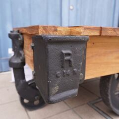 ACME FURNITURE(アクメファニチャー)のオールドチーク無垢材を使用したドーリーテーブルです。インダストリアルな雰囲気のコーヒーテーブルは男前インテリアにおススメ！CC250