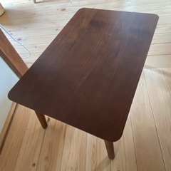 折り畳み可能なテーブル