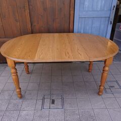 AUNT STELLA\'S(アントステラ)のオーク材 エクステンションダイニングテーブルです。ラウンド型からオーバル型になる伸長式テーブル。カントリースタイルやカフェ風のインテリアにオススメです。CC305