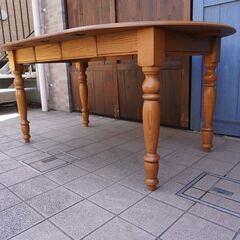 AUNT STELLA\'S(アントステラ)のオーク材 エクステンションダイニングテーブルです。ラウンド型からオーバル型になる伸長式テーブル。カントリースタイルやカフェ風のインテリアにオススメです。CC305