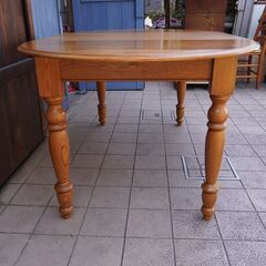 AUNT STELLA\'S(アントステラ)のオーク材 エクステンションダイニングテーブルです。ラウンド型からオーバル型になる伸長式テーブル。カントリースタイルやカフェ風のインテリアにオススメです。CC305