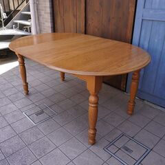 AUNT STELLA\'S(アントステラ)のオーク材 エクステンションダイニングテーブルです。ラウンド型からオーバル型になる伸長式テーブル。カントリースタイルやカフェ風のインテリアにオススメです。CC305