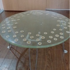 ガラスの丸テーブル