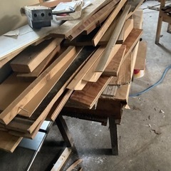 乾燥した木・板など木材有ります　薪にいかがですか？