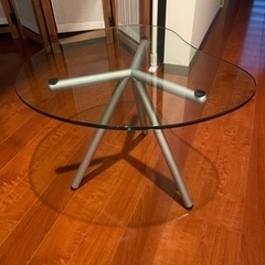 ガラス天板のサイドテーブル
