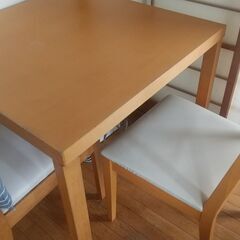 テーブル　椅子　１～２人用　貴重な８５×８５　