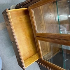 重厚感がある　飾り棚　しっかりとしてます