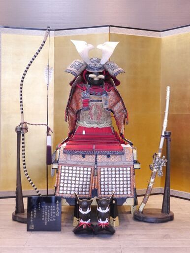 【ヤ取終了9/1】≪J473ジ≫ 赤糸威大鎧 三越謹製/平安住一水作 五月人形 甲冑/鎧/弓/刀 竹/雀/透彫金具 銘有 飾り物/季節飾り