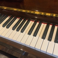 スタインウェイVアップライト　ウォルナット鏡面