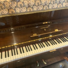 スタインウェイVアップライト　ウォルナット鏡面