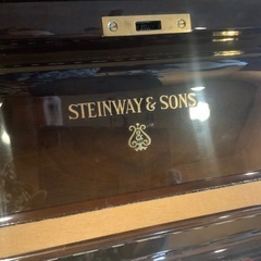 スタインウェイVアップライト　ウォルナット鏡面