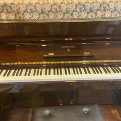 スタインウェイVアップライト　ウォルナット鏡面