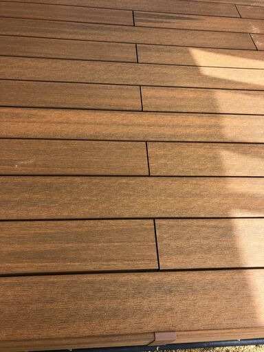 アルミメーカー四国化成の樹脂製ウッドデッキ「ファンデッキ」の床板 アルミメーカー四国化成の樹脂製ウッドデッキ「ファンデッキ」の床板