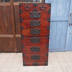 岩手の伝統工芸家具、岩谷堂箪笥 欅材を使用した漆塗り7段・8杯チェストです。牡丹紋様の南部鉄器がアクセントの整理タンス。収納力もありどこかモダンな印象の和箪笥です。CC330