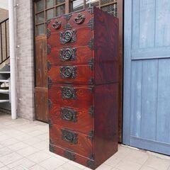 岩手の伝統工芸家具、岩谷堂箪笥 欅材を使用した漆塗り7段・8杯チェストです。牡丹紋様の南部鉄器がアクセントの整理タンス。収納力もありどこかモダンな印象の和箪笥です。CC330