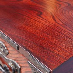 岩手の伝統工芸家具、岩谷堂箪笥 欅材を使用した漆塗り7段・8杯チェストです。牡丹紋様の南部鉄器がアクセントの整理タンス。収納力もありどこかモダンな印象の和箪笥です。CC330