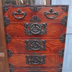 岩手の伝統工芸家具、岩谷堂箪笥 欅材を使用した漆塗り7段・8杯チェストです。牡丹紋様の南部鉄器がアクセントの整理タンス。収納力もありどこかモダンな印象の和箪笥です。CC330