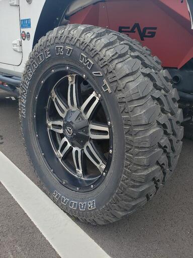 保でき 37×13.50R22 FUEL OFFROAD ラングラー タイヤアルミセット