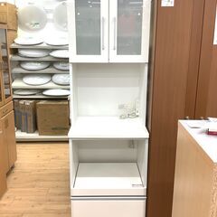 すき間収納にもピッタリ！ホワイトカラーの細身の食器棚です！