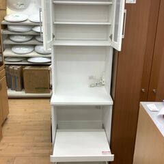すき間収納にもピッタリ！ホワイトカラーの細身の食器棚です！