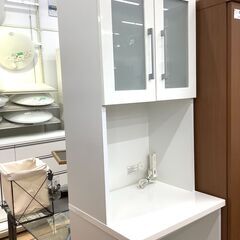 すき間収納にもピッタリ！ホワイトカラーの細身の食器棚です！
